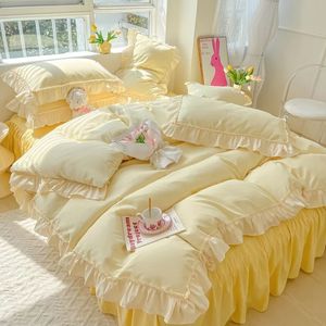 Sängkläder set koreanska set för flickor fast färg prinsessan quilt täcker säng kjol mode sängöverdrag kuddväskor dekor sovrum 231027