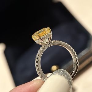 Klasyczna luksusowa kobieta 2CT Yellow Diamond Pierścień Prawdziwy wysokiej jakości 925 Srebrny Srebrny Pierścionek zaręczynowy Pierścionki Ślubne Luksusowe biżuterię Elipsa Diamentowe pierścionki