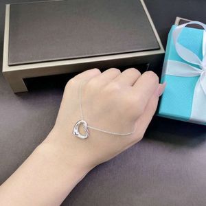 Tiffanylris opular Love Necklace Womens Sterling Sier Colorless Gift Student Collar Chain Ins High Quality Pendant