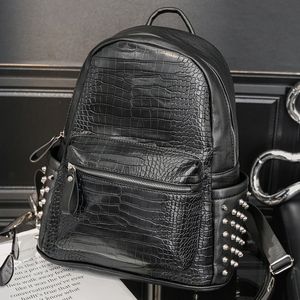 Оптовая бренда мужская сумка личность заклепки панк -рюкзак крокодиловый рисунок модные студенческие сумки Street Fashion