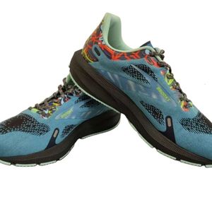 Hochwertige Designer-Schuhe von Brooks, sportlich, lässig. Der Brooks Speed 9 ist ein ausgezeichneter, vielseitiger Laufschuh, der die meisten Ihrer Anforderungen erfüllt. Marathonlauf