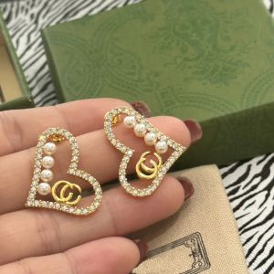 Designer di orecchini a bottone in oro di lusso per donne Orecchini con perle a forma di cuore con diamanti Set regalo di fidanzamento per San Valentino 2024