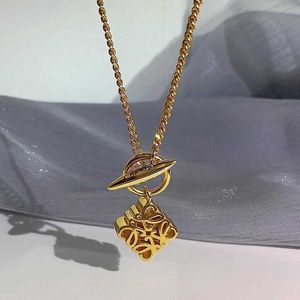 Designer halsband loews lyxiga smycken topp tillbehör guld färglösa halsband för kvinnor populär design hög kvalitet liten fyrkantig smycken julklapp
