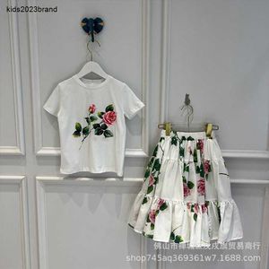 Nya barnflickor Summer Lovely Flower Print Round Neck Short Sleeve Top Leisure Bekväm kort kjol Tvådelar Set