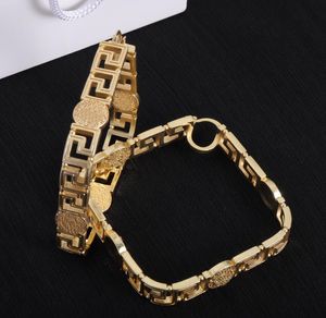 Vogue Circle Hiphop Hoop Okrągłe kolczyki Banshee Portret 18K złota platana na Projektowanie biżuterii