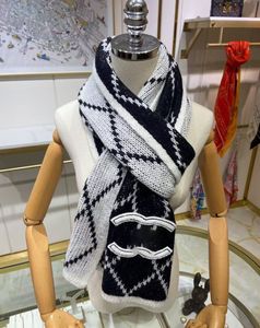春/夏のカシミアスカーフ女性の暖かいスカーフは、本物の写真スカーフを示すオリジナルのラベルを備えています
