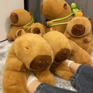 Slippare Capybara Plush tofflor Kvinnor Tecknad Söta härliga mjuka djur Plushy Shoes Cozy Capibara Sandaler Vinter inomhus Varm toffel 231027