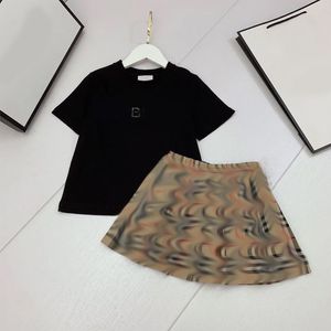Lüks Tasarımcı Çocuk T-Shirt Peçe Etek Moda Sevimli Bebek Giysileri Çocuklar Mektup Ekose Kısa Kollu Setler Giyim Takımları Yaz Kızlar Pamuk Elbise