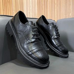 Klänningskor 2023 Spring Autumn Vintage British Men Leather Business Formal Loafers Black Wedding Brogy Designer Luxury