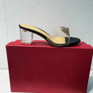 En kaliteli marka terlikleri kadın yüksek topuklu ayakkabılar 2024 bahar yeni sandaletler şeffaf pvc kristal perçin dekorasyon moda gündelik toynak topuk tasarımcı terlik