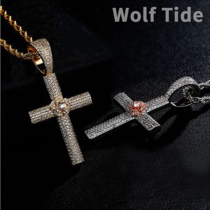 Toppkvalitet Full kubisk zirkon Rose Flower Crufifix Cross Pendant Halsband för män och kvinnor Hip Hop Personaliserade smycken Tillbehör Bling CZ Stone Bijoux Halsband