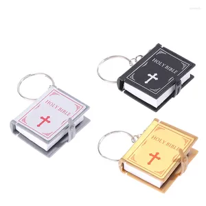 Keychains 1pcs fofo mini inglês sagrado bíblia religiosa cross cross keyrings feminino bolsa de presente lembranças