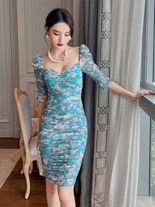 Grundläggande casual klänningar Summer Women Mini Dress Sweet Elegant Gentle Sky Blue Mesh Print Floral Pleated BodyCon Wrap Hip Lady Vestido Party Coffee Break 2024