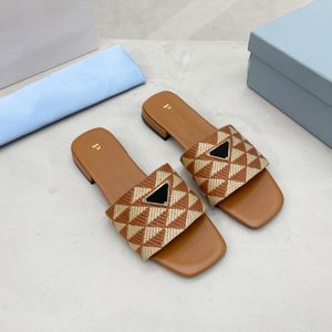 Kvinnor tofflor designer läder sandaler flip flop metall inverterad triangel arv kalvskinn sandaler sommar lata stora strandssläck