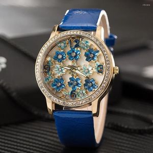 腕時計5PCS女性クォーツウォッチブルーフラワーダイヤモンドウォッチレディースラグジュアリーリストウォッチブラックホワイトホールセールファッションビンテージクロック
