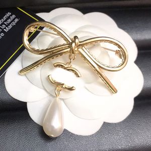 Desinger Spilla Abito Spilla Spille di perle Famose donne Marchio Lettera Moda Gioielli in cristallo Abbigliamento Decorazione Accessori Regalo di Natale