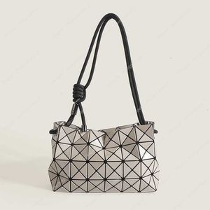 Kontrollerad ny tofu -väska underarm geometrisk diamant Sanzhai dragstring handhållen en axel crossbody kvinnor 2024