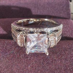 女性の高級デザイナーリングスクエアビッグモイサナイトダイヤモンドシャイニーフルドリルリングジュエリーPT950メッキガールフレンドギフト婚約指輪1906