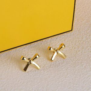 Modische 18-Karat-Gold-Bowknot-Ohrringe, Damen-Luxus-Designer-Ohrstecker, Messingmaterial, 925er Silbernadel, lichtecht, nicht allergisch, hochwertiger Geschenkschmuck