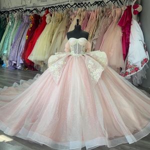 肩からピンクの光沢のあるQuinceaneraドレスチュールアップリックビーズページェントレースアップVestidos de 15 Anos 2024 Princess Ball Gown