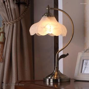 Bordslampor American Country Desk Lamp Lotus Home Deco Wood bredvid Glass Shade Bedroom Living Study armatur E27