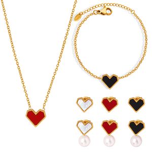 Collana a forma di cuore rosso in acrilico con cornice placcata oro in stile chiaro, set di tre orecchini con bracciale