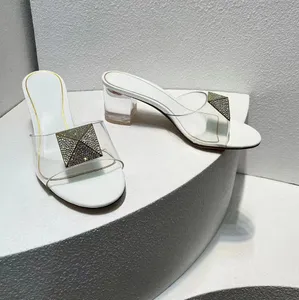 Eleganckie kapcie modne kobiety przezroczyste obcasy Pvc Crystal Square Bluckle Dekoracja luksusowe designerskie buty zwykłe klasyczne sandały na plaży