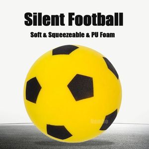 Bollar Silent Football Ball Size 3 studsande Mute 18cm Soccer inomhus Soft Air Bounce Pu Foam Sports Toy Games 231030