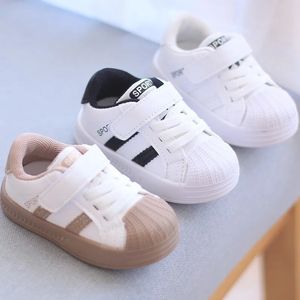 Stivali Zapatillas Kid Sneakers Boy Little White Shoe Baby Walking Suola morbida Ragazza Casual Skate Zapatos 231027