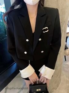チャンネルトップの女性ジャケットオリジナルの標準デザイナーラグジュアリーイブニングドレスアウターウェアカジュアルウェアコートカーディガン秋刺繍冬のジャケット小さなスーツ