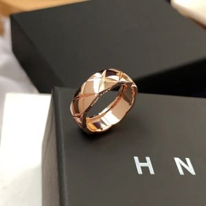 Klassischer Designer-Ring, Goldring, Herren-Luxusringe, Damen-Titanstahl, graviertes Monogramm-Muster, Ehering, Hochzeitsgeschenke, Jahrestagsgeschenke