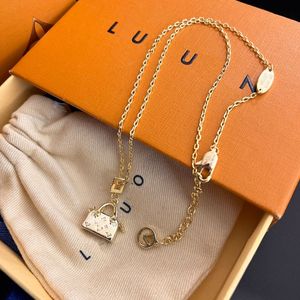 Designer Bag Pendant Neckor Romantic Love Style Gift Halsband Luxury Wedding Party Jewelry Long Chain Autumn New 18K Gold Plated Boutique