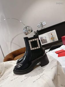 Strażnicy mody Starsi Buty Włochy Włosze Perfeckie kobiety niskie buty kryształowy akcesorium platforma Platforma Patent skórzany designer butów Krótki bootie UE 35-41