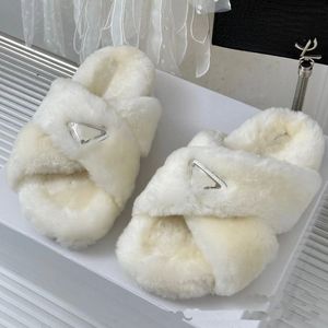 12A Ull Luxurys Designers Women Slippers Slide Cross Winter Fluffy Furry Letters Sandaler Varma bekväma bilder Fuzzy Girl Flip Flop Slipper Flat Large 35-41