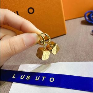 Charme 18k brincos banhados a ouro brincos de designer de luxo design marcas de moda para jóias pequeno quadrado menino letras requintado acessórios de festa de casamento presente A626