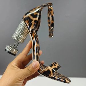 Lackleder-Sandalen mit klobigem Absatz, Kristall-Kegelabsatz, Knöchelriemen, 95 mm, neue Sandalen, Luxus-Designer-Schuhe für Damen, Leder-Außensohle, Abend-Party-Schuhe mit