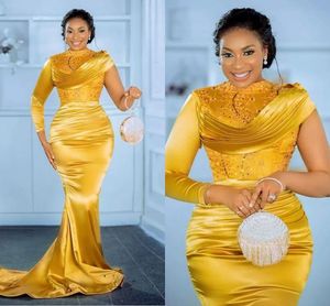 Elegant Bright Gold Mermaid aftonklänningar veckar Satin Arabisk långärmad formell klänning Spetsar applikationer Kvinnor Prom Party Special Occase Dress Custom Made Made