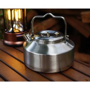 Camp Kitchen 0 9L من الفولاذ المقاوم للصدأ على الظهر التخييم غلاية Bushcraft Gear Outdior Teapot عالية الجودة 231030