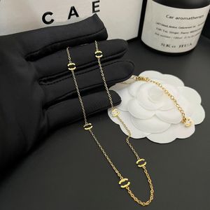 Nuovi regali d'amore per la famiglia Collane Gioielli boutique placcati in oro 18 carati Catene lunghe Collana a catena di lusso di design con logo corretto Autunno Nuova collana di moda semplice