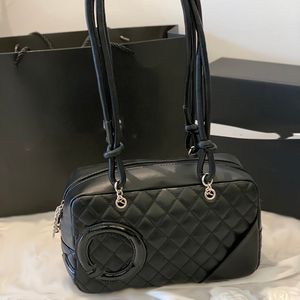 Stylish damski torba na lotnisko torba na poduszkę 27 cm torba na ramię cielę cielęc krążyć duża odznaka luksusowa torebka Matelasse Bag Crossbody Bag multipapies torebki makijażu