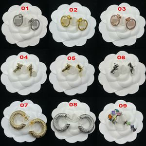 Luxury Diamond Letters Ear Stud Earrings for Woman Earring Fashion Styling Classic Products Personliga Jewerlry Accessories Zuhe 01