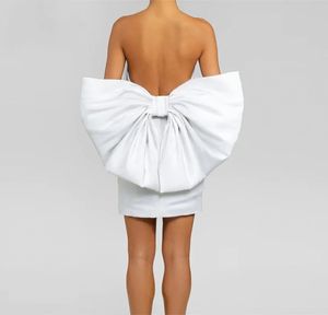 ホワイトバックレスのウエディングドレス2024ショートビッグボウストラップレス上の膝ミニ女性カクテルドレスイブニングパーティーガウン