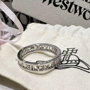 Designerin Vivian Viviene Western Empress Dowager Nana Same Hollow Letter Ring Vielseitiger und einfacher Persönlichkeitsring für Männer und Frauen