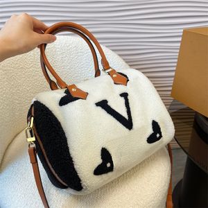 Designer Bags Lambhair Tote Bag Fuzzy Handbag Women Purse Luxury Totebag Mens Shoulder Bags Letter Zipper Hobo Pillow Bag