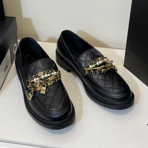 Primavera novo vestido sapatos famoso designer de metal corrente dupla letra marca mulheres pequenos sapatos de couro genuíno couro redondo dedo do pé grosso sola antiderrapante senhoras lefu sapato