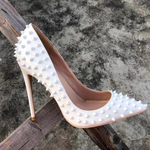 Sapatos de vestido Keshangjia Branco Rebite PU Couro Salto Alto Patente Exclusiva Marca Agulha Boca Rasa Bomba Onda 10 cm 12cm