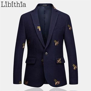 Mens One Button Blazer Bee broderi Bröllop Smart Casual Slim Fit Jacket Högkvalitativ stor storlek 6xl Navy Blue Clothes Man T208 Y290Q