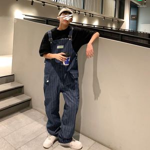 Jeans da uomo Moda coreana 2023 Uomini Salopette di jeans a righe Pantaloni casual Bavaglino allentato Tuta Hip Hop da ragazzo