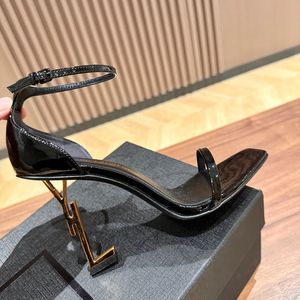 Sapatos de vestido de grife de grife calcanhar alto sapato de tiro de ouro Triple Black Nuede Red Sandals Fashion Party Party Wedding Office Bombas