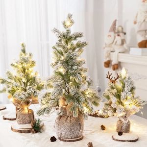 クリスマスの装飾はクリスマスツリーの装飾品と黄麻布の小さな木のスカート白いクリスマス装飾小さな雪に覆われた松のクリスマスツリー231027